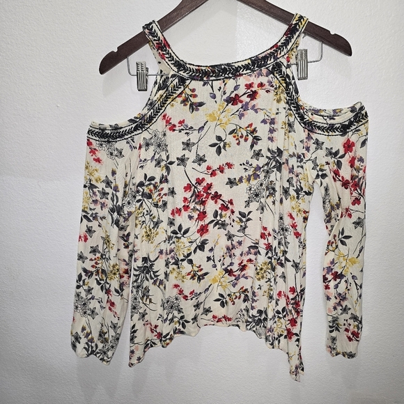 BKE Women,s Embroidered Cold Shoulder floral Top  Size M - Picture 5 of 8